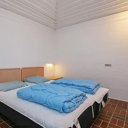 5 Person In Nyaraló *